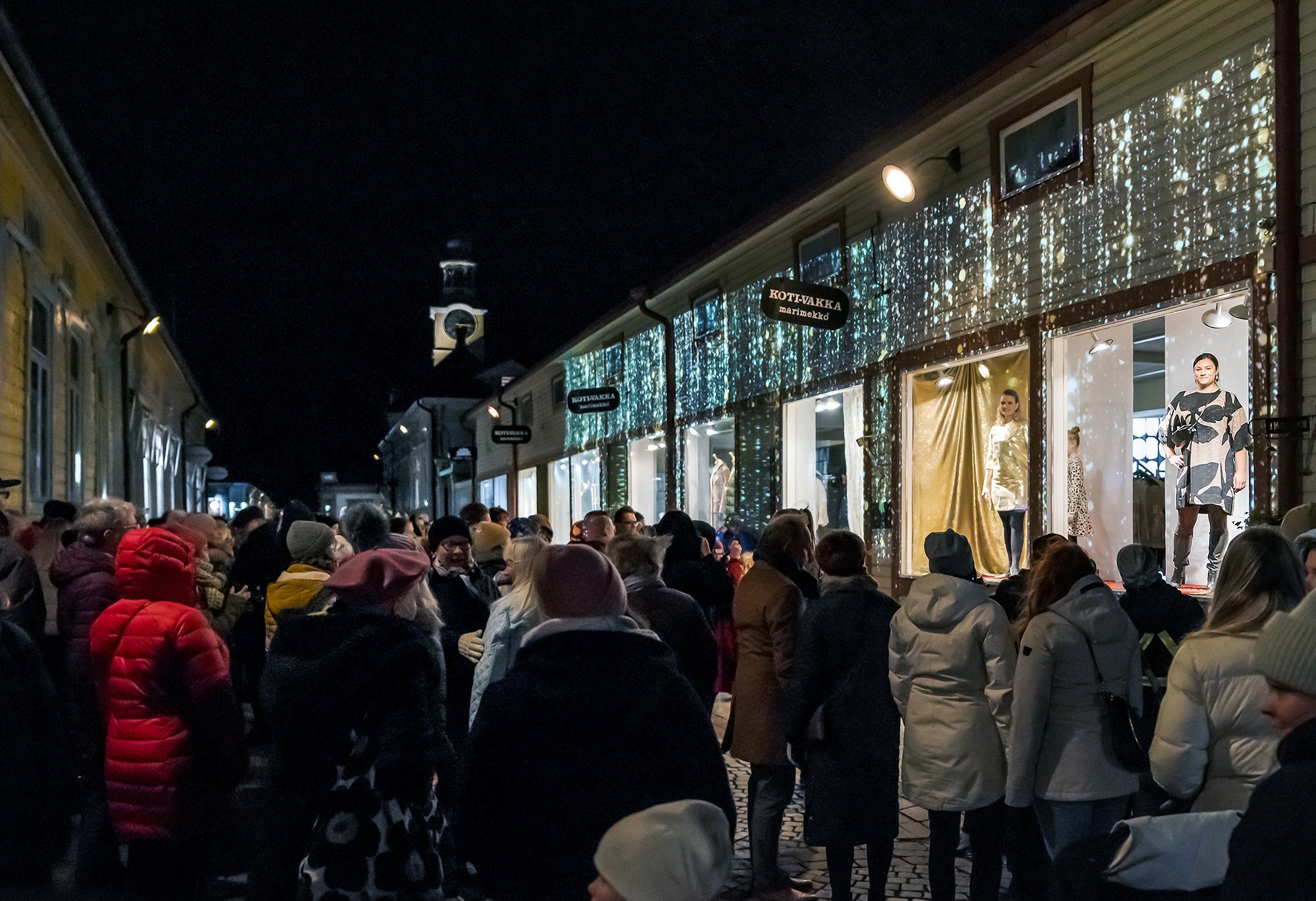 Muoti aiheutti yleisöryntäyksen Raumalla – kadut olivat tukossa, kun Vanhan  Rauman liikkeet järjestivät näyteikkunoissaan muotinäytökset | Fashion  Finland